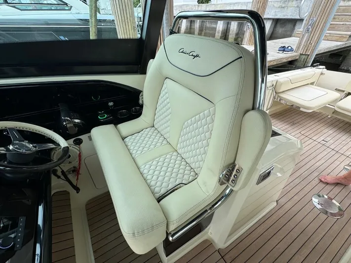  Yacht Photos Pics Luxurious helm seat on 2022 Chris-Craft CALYPSO 35 CP boat, featuring elegant design and comfort.