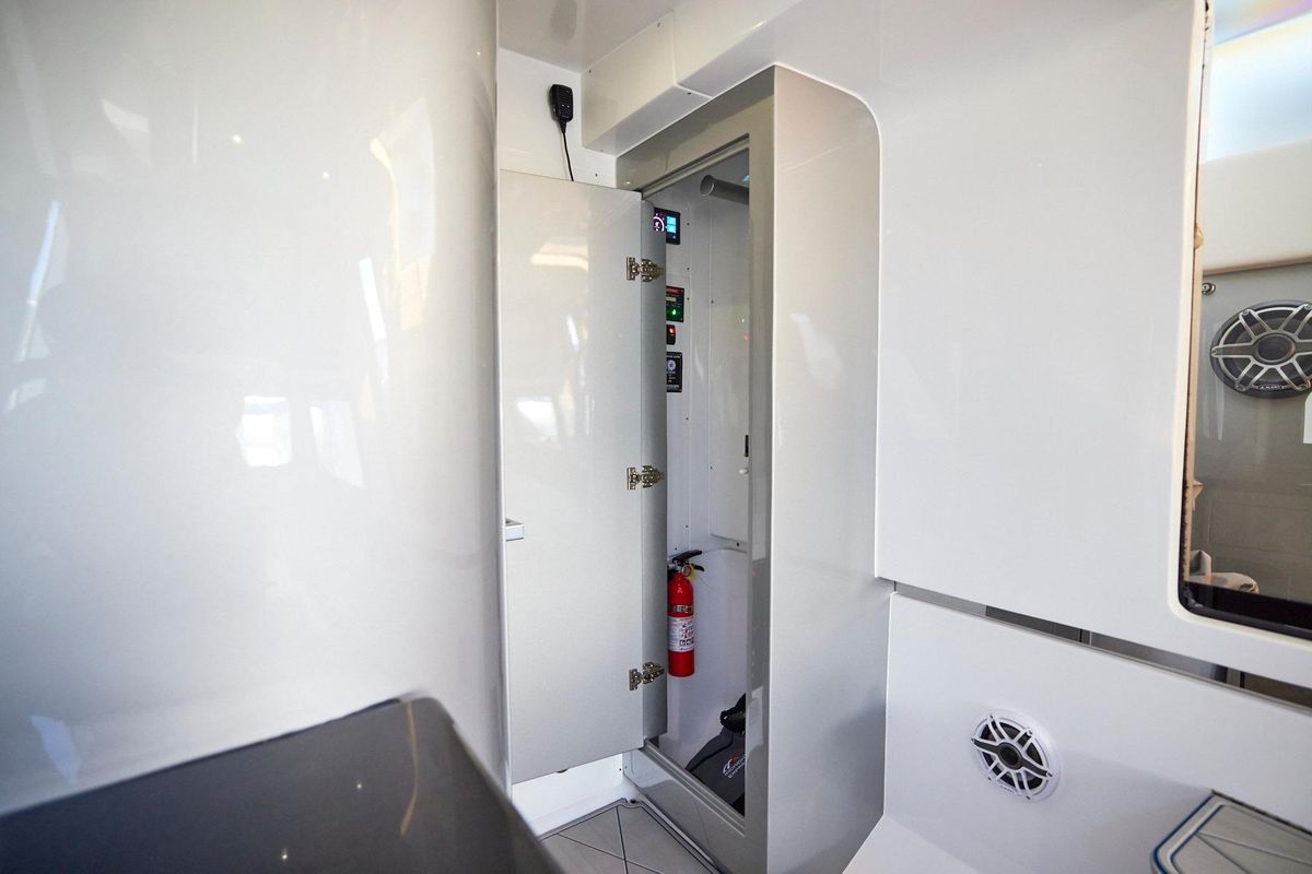 2023 Midnight Express 43 