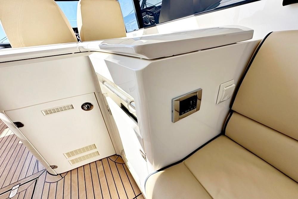 2005 Fairline 61 