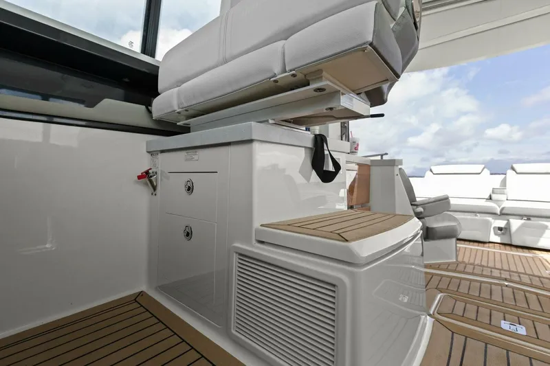  Yacht Photos Pics 2022 Tiara Sport 43 LE