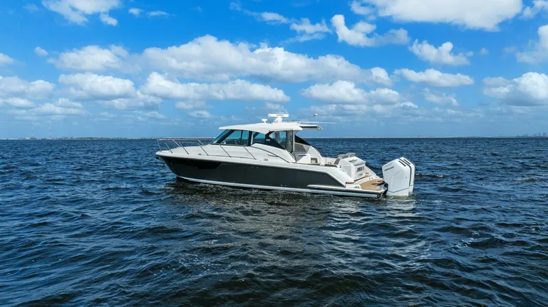  Yacht Photos Pics 2022 Tiara Sport 43 LE