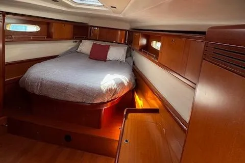 Simone Yacht Photos Pics Luxurious cabin interior of a 2007 Beneteau 490 yacht with a cozy bed.