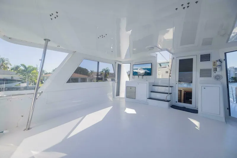 Hanalei Yacht Photos Pics Spacious interior of 1999 Hatteras 52 Sport Deck Motor Yacht with modern amenities.