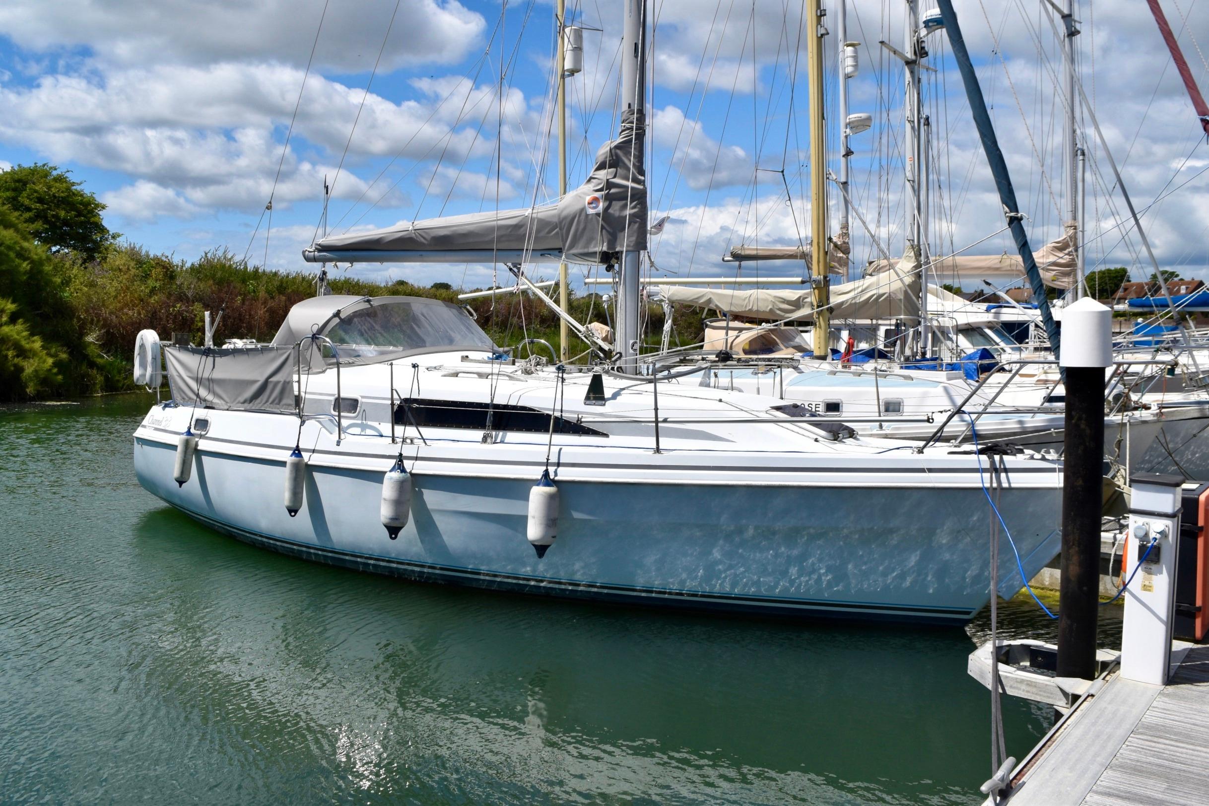 1995 Hunter Channel 323