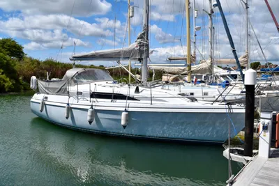 1995 Hunter Channel 323