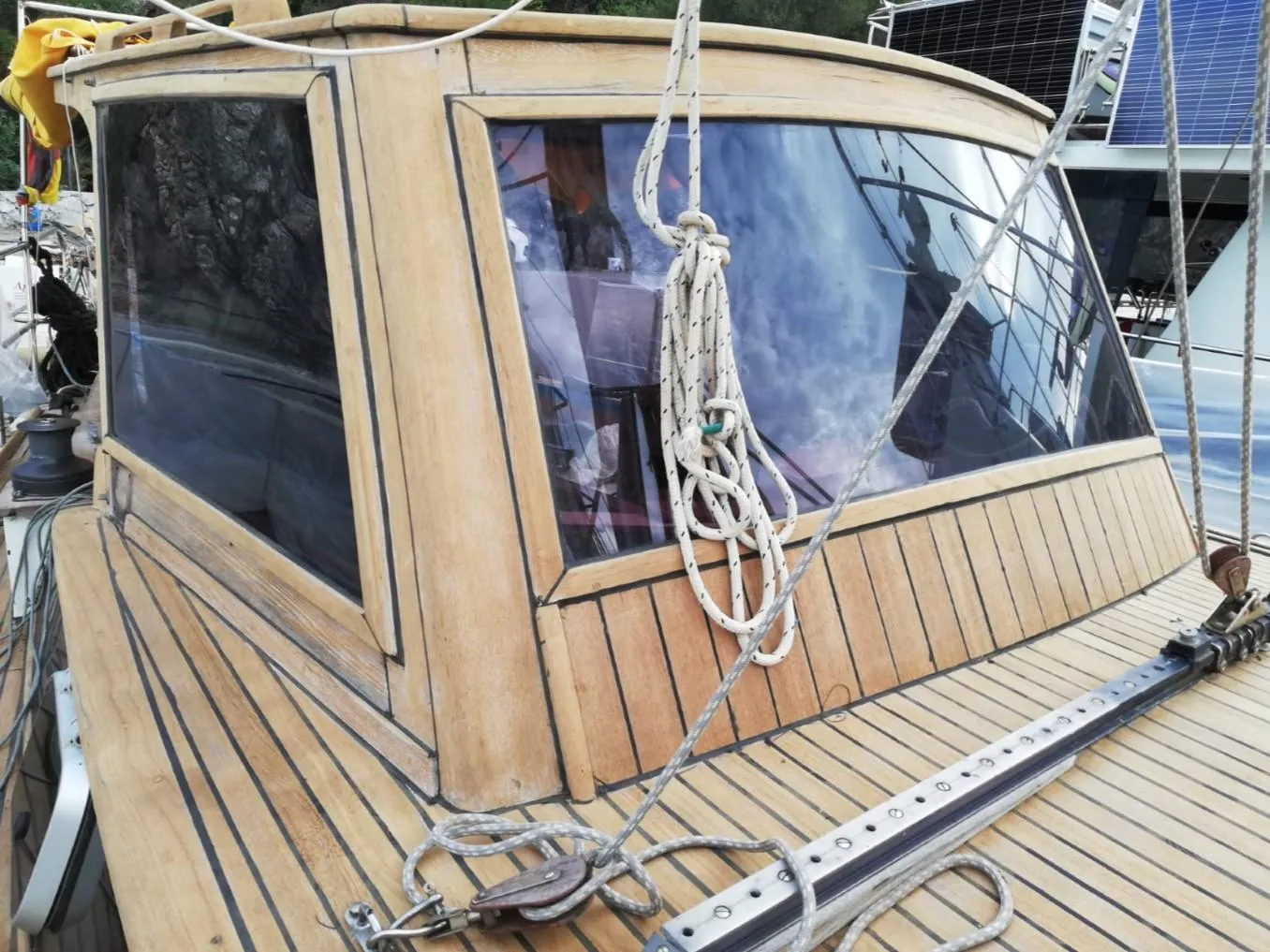 1973 Sloop Beaufort 14 Bluewater Cruiser with wooden deck and cabin, featuring nautical ropes.