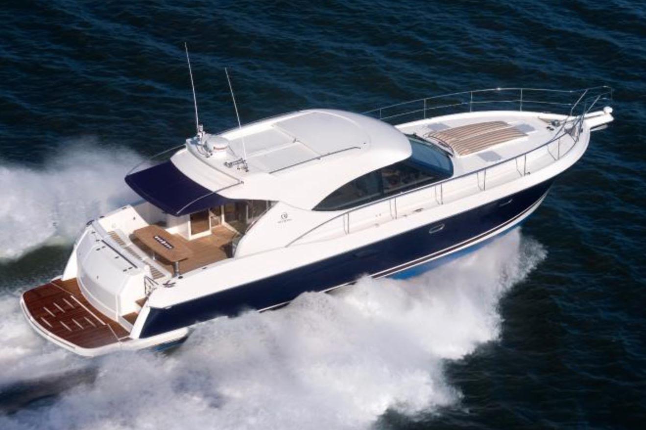 Riviera 4700 Sport Yacht