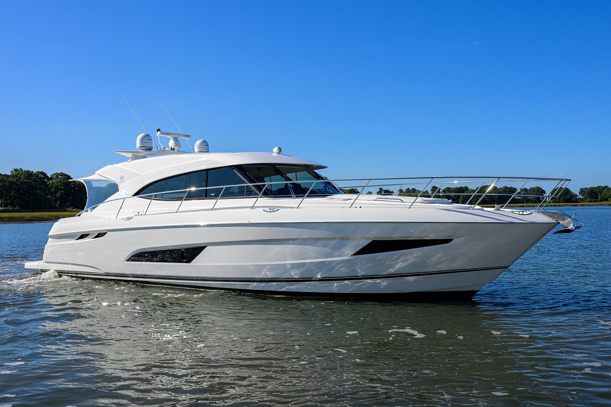 Riviera 5400 Sport Yacht