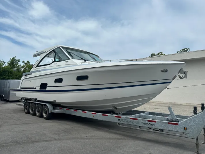  Yacht Photos Pics 2021 Formula 380 SSC boat on a trailer, side view.
