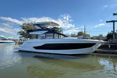 Cruisers Yachts 57 Fly