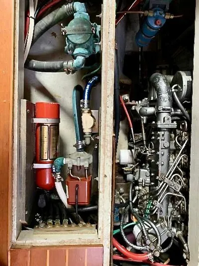 Circa Tempo Yacht Photos Pics Engine compartment of a 1991 Mason 44, showcasing complex machinery and wiring.