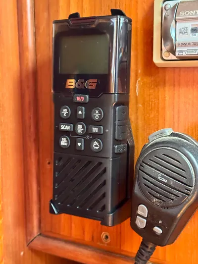 Circa Tempo Yacht Photos Pics Vintage Mason 44 radio equipment from 1991, mounted on a wooden panel.