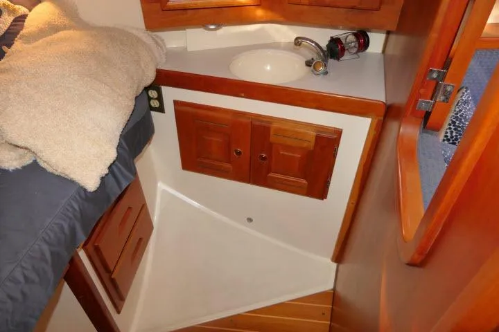 C Otter Yacht Photos Pics Cozy Tartan 3700 yacht bathroom with wooden cabinets and compact sink, 2002 model.