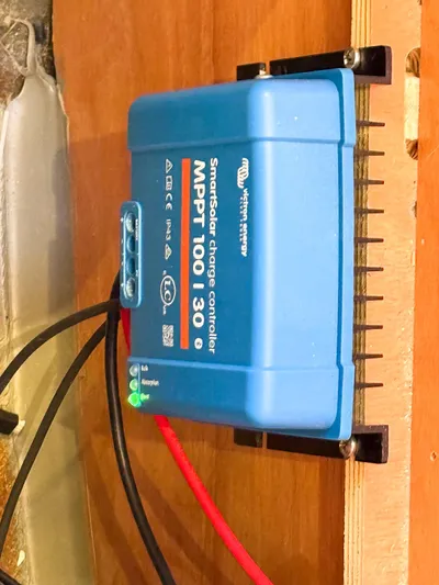 Blue Pearl Too Yacht Photos Pics Victron Energy SmartSolar MPPT 100/30 charge controller mounted on a wooden panel.