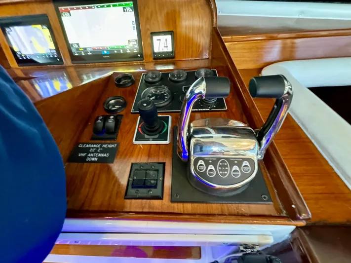 Andiamo Yacht Photos Pics Navigator Pilothouse 1998 control panel with throttle levers and navigation instruments.