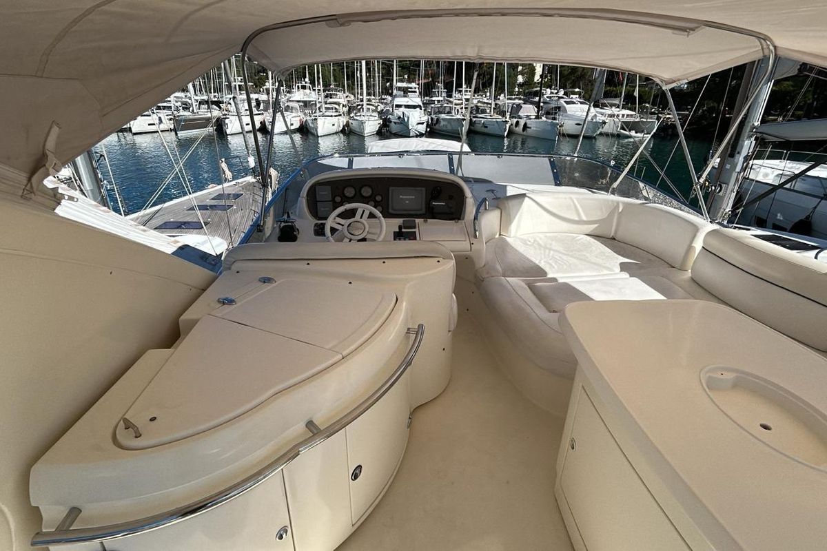 2006 Azimut 68 