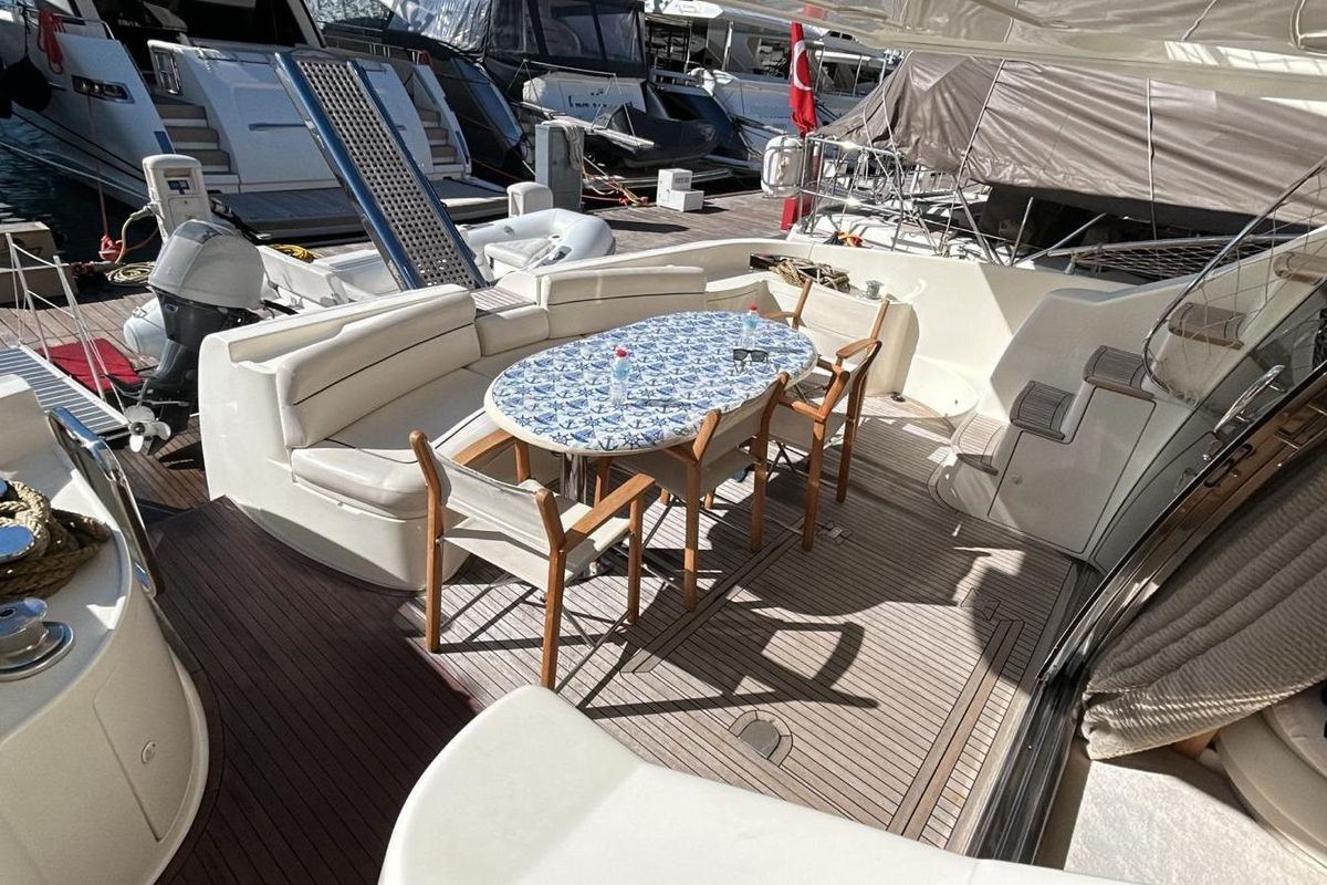 2006 Azimut 68 