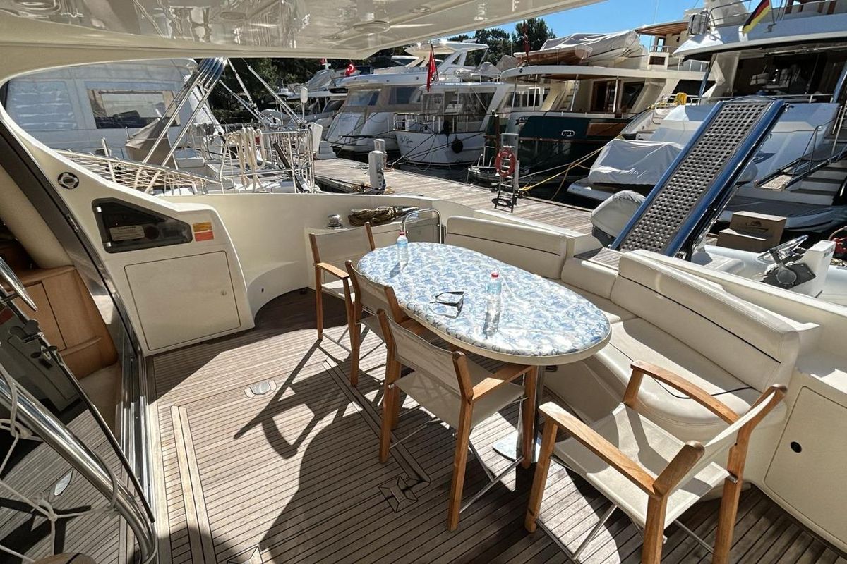 2006 Azimut 68 