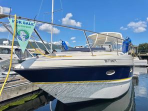 Larson Cabrio 330 Mid Cabin