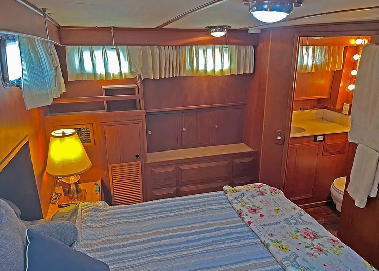  Yacht Photos Pics 1987 DeFever Tri-Cabin interior with cozy bedroom and ensuite bathroom.
