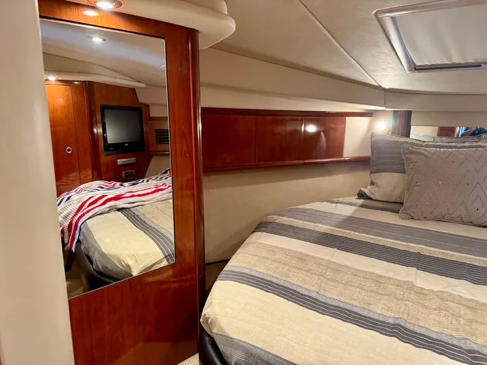 Great Escape Yacht Photos Pics Luxurious cabin interior of 2004 Sea Ray 390 Sundancer yacht with cozy bedding.