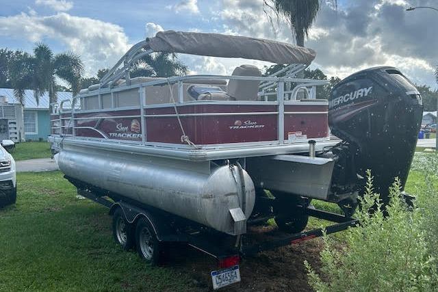 Sun Tracker Fishin' Barge 20 DLX