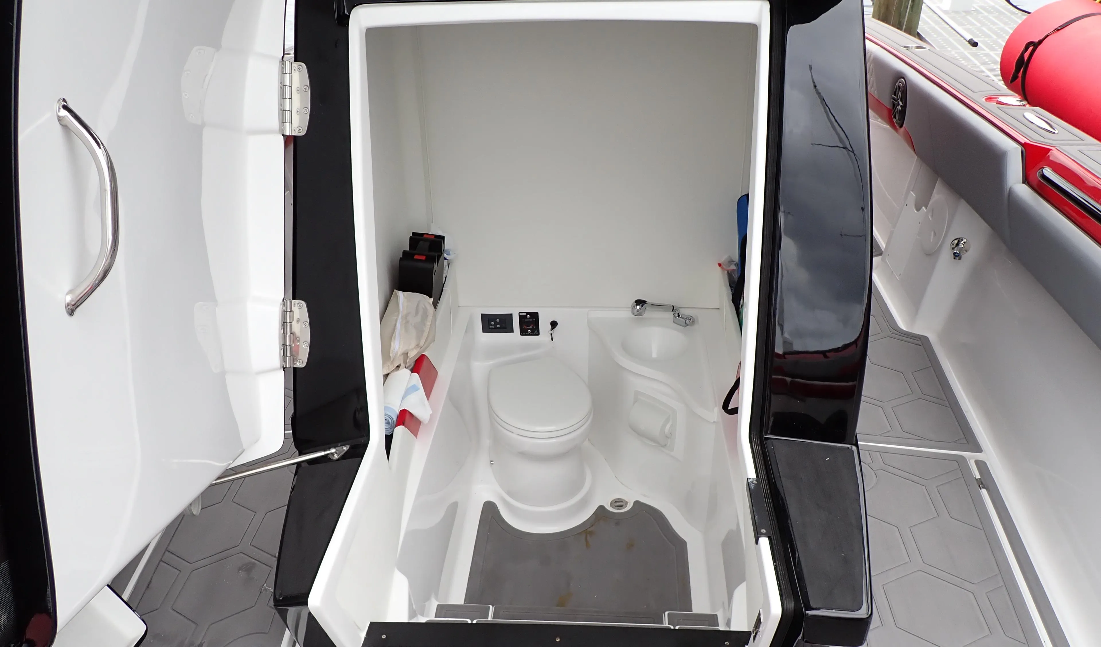 2024 Statement 350 Open boat interior with compact bathroom amenities.