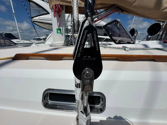 Delta Sand Yacht Photos Pics Sailing equipment on a 2000 Sabre 362 yacht, featuring a block and tackle system.