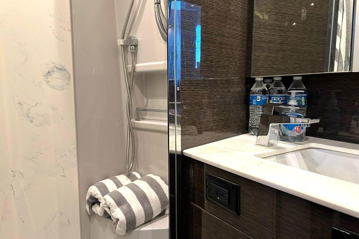 2021 Cruisers Yachts 49 