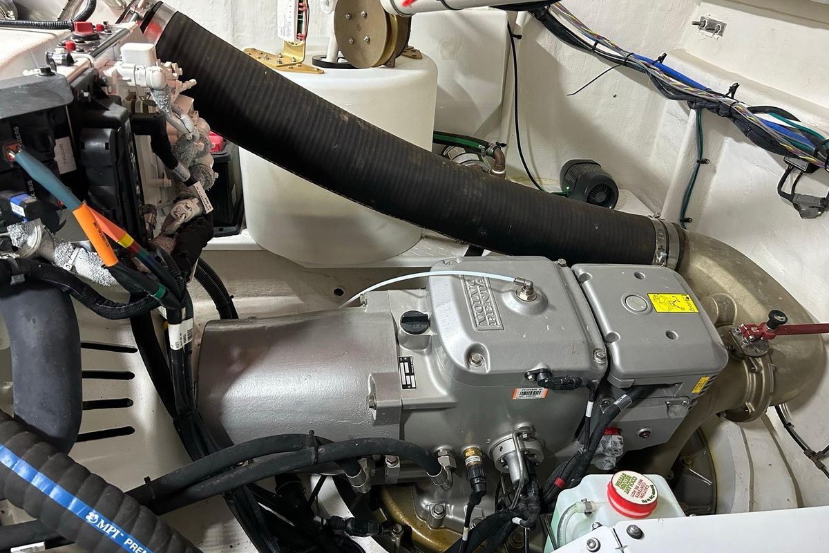 2021 Cruisers Yachts 49 