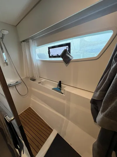 Elba 45 Yacht Photos Pics Modern bathroom in 2021 Fountaine Pajot Catamaran Elba 45 with shower and window.