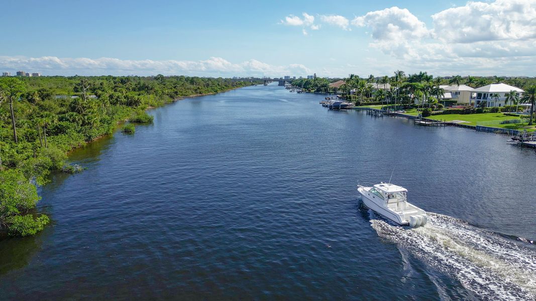 2015 Boston Whaler 345 Conquest