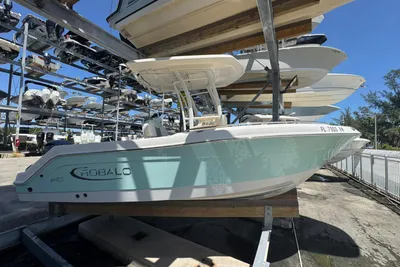 Robalo R222 Center Console