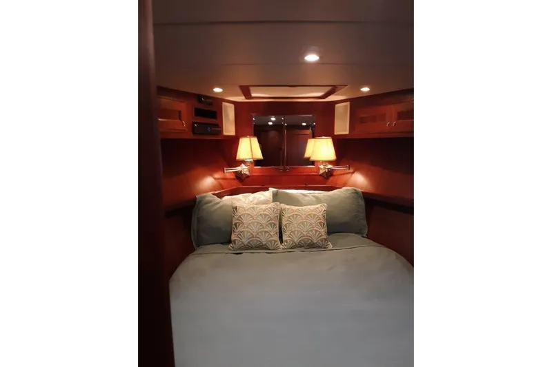 Endless Summer Yacht Photos Pics VIP Forward stateroom with Queen bed.