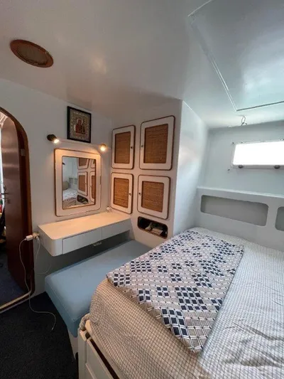 Ps 70 Yacht Photos Pics Cozy cabin interior of 1990 Shuttleworth BLUE PEGASUS 70 yacht with bed and vanity.