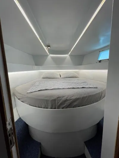 Ps 70 Yacht Photos Pics Cozy cabin interior with round bed in 1990 Shuttleworth BLUE PEGASUS 70 yacht.