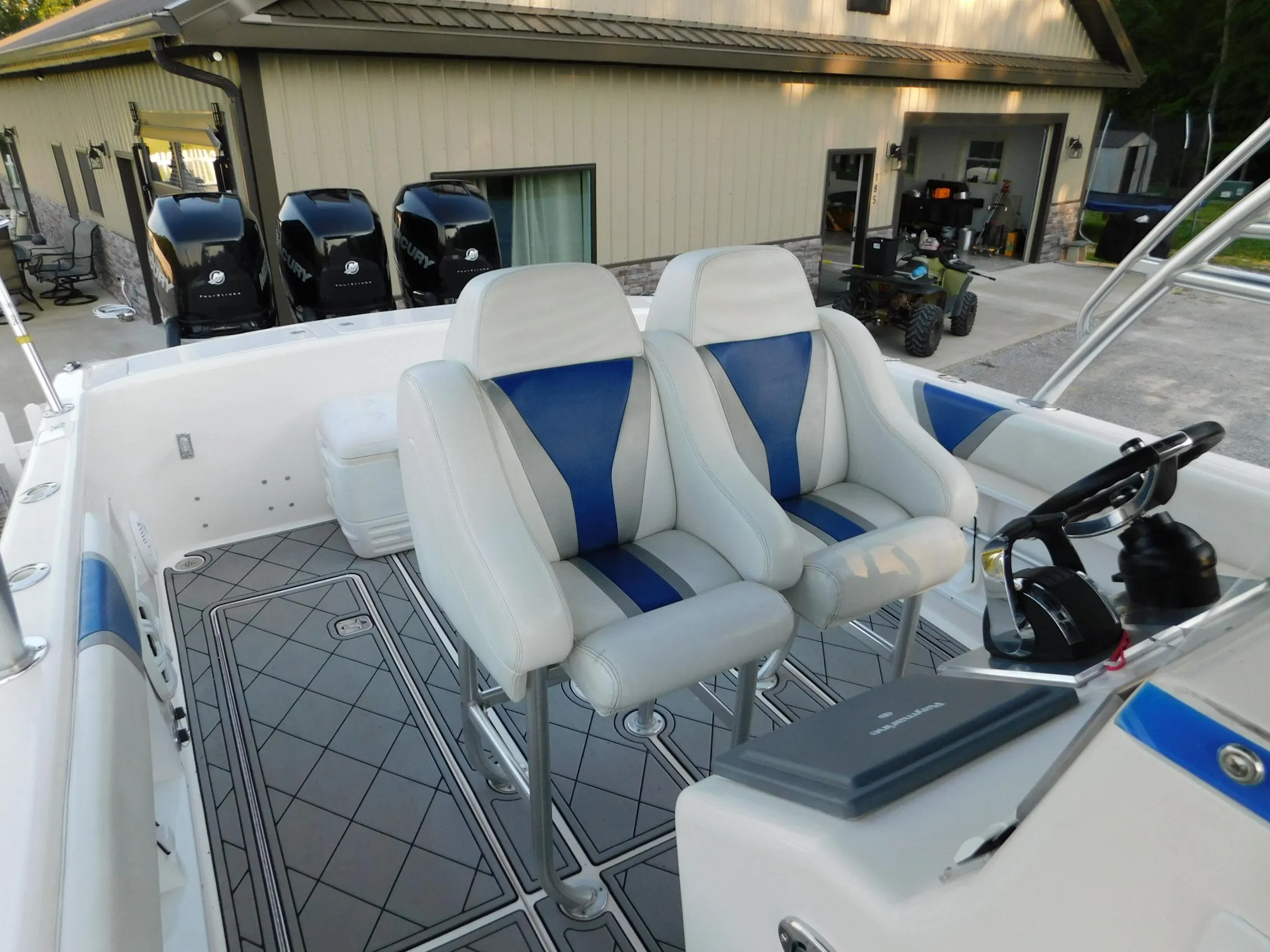 Luxury boat interior with dual blue and white seats, Solid Craft LIMITED 40, 2005 model.