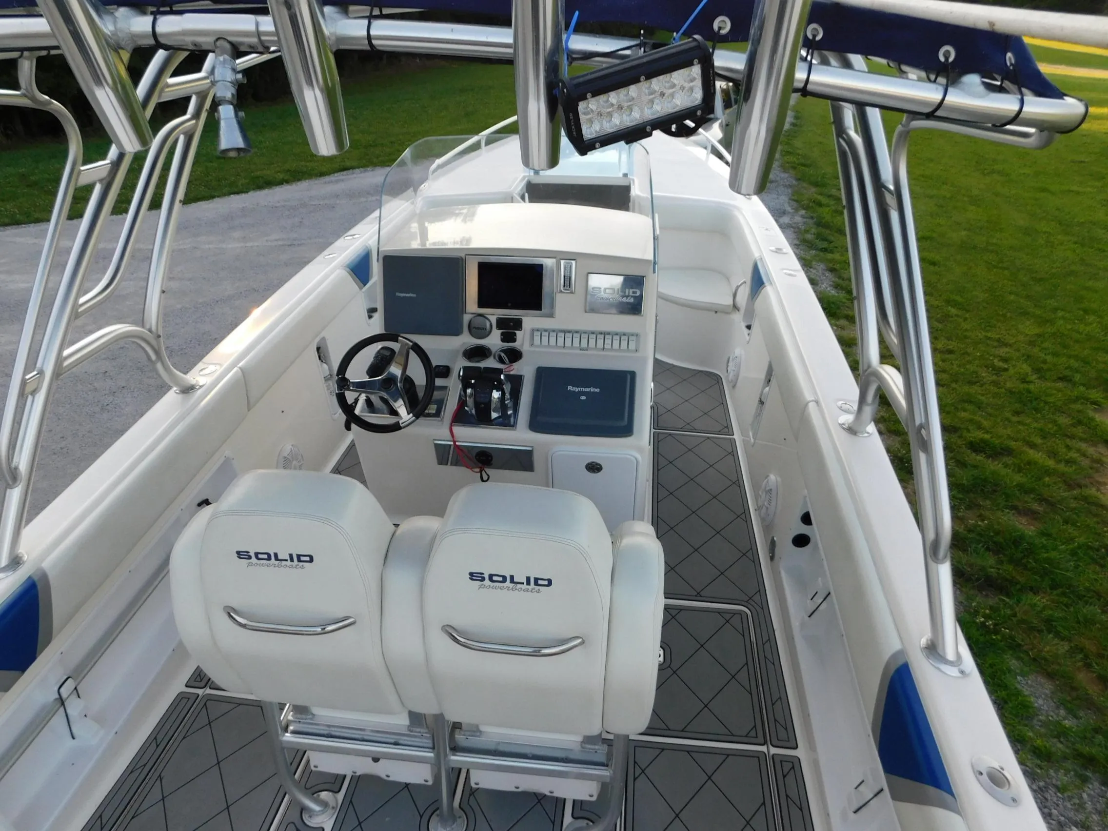 2005 Solid Craft LIMITED 40 boat interior with dual seats and control panel.