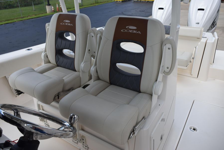 2022 Cobia 320 Center Console