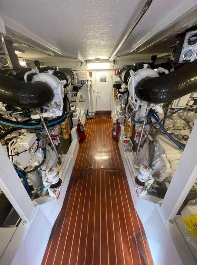 2001 Hatteras 65 