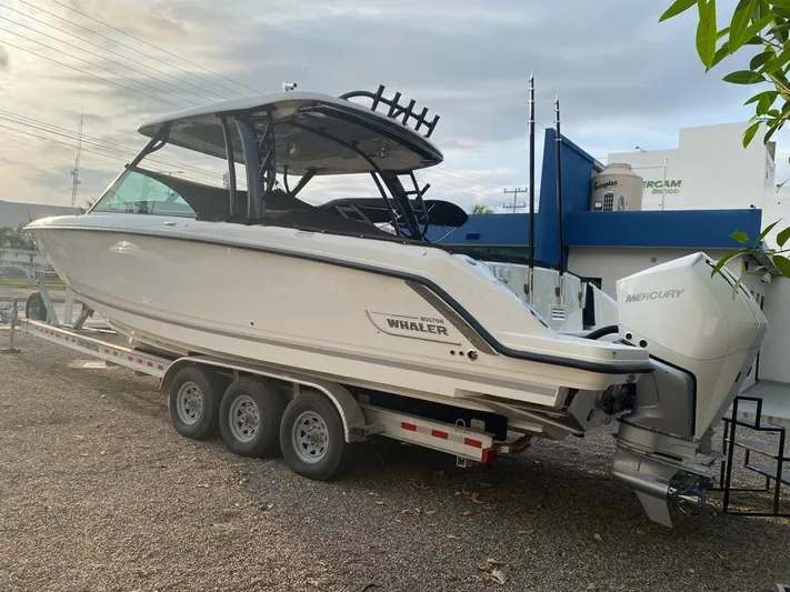 2023 Boston Whaler 320vantage @ Puerto Vallarta Yacht Photos Pics Boston Whaler 320 Vantage 2023 on trailer, side view.
