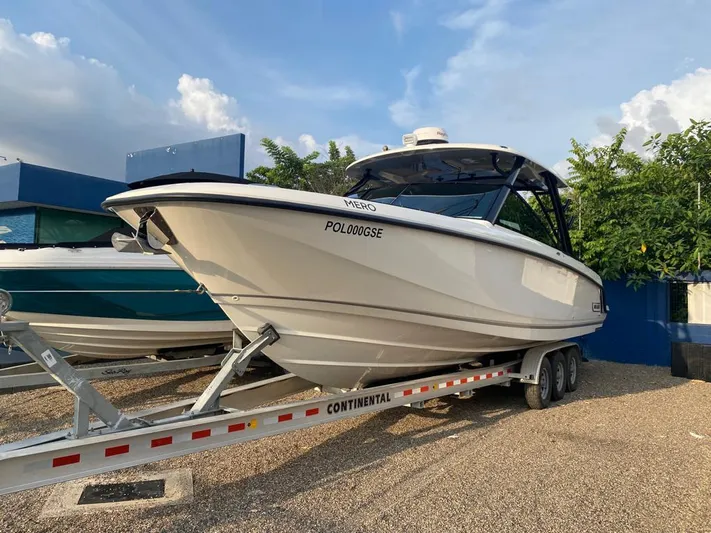 2023 Boston Whaler 320vantage @ Puerto Vallarta Yacht Photos Pics Boston Whaler 320 Vantage 2023 on trailer, side view.