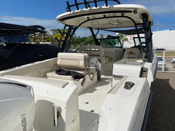2023 Boston Whaler 320vantage @ Puerto Vallarta Yacht Photos Pics Boston Whaler 320 Vantage 2023, luxury boat with spacious deck.