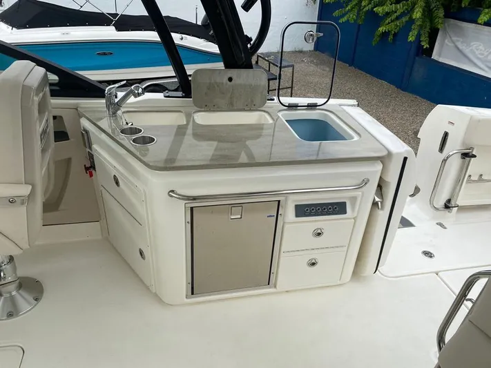 2023 Boston Whaler 320vantage @ Puerto Vallarta Yacht Photos Pics Boston Whaler 320 Vantage 2023 with modern kitchenette and sink.