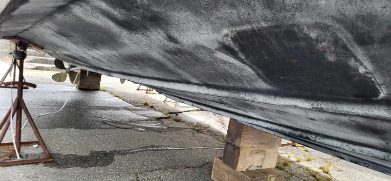  Yacht Photos Pics 2005 Sea Ray 390 Motor Yacht hull on dry dock, showing underside and propellers.