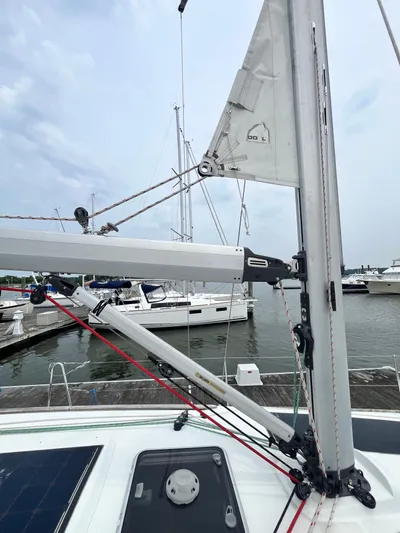 Miss Charlotte Yacht Photos Pics 2007 Jeanneau Sun Odyssey 39i sailboat mast and rigging at marina.