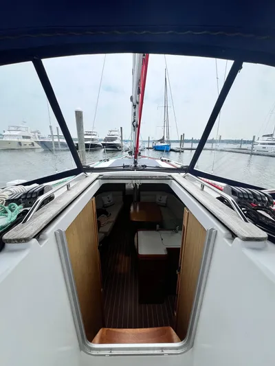 Miss Charlotte Yacht Photos Pics 2007 Jeanneau Sun Odyssey 39i sailboat interior view at marina.