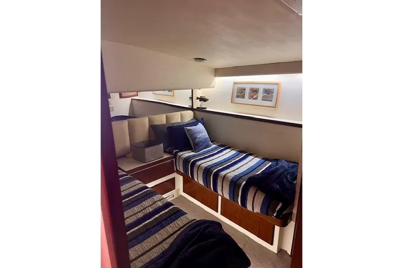 Abuelo Yacht Photos Pics 1989 HATTERES Convertible cabin with twin beds and striped bedding.