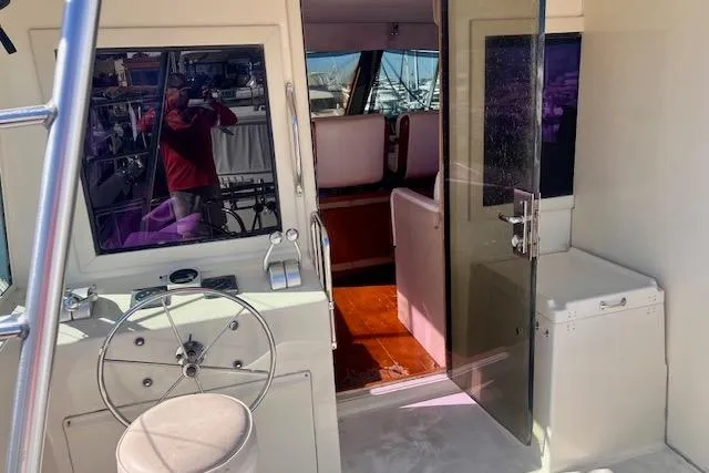 Abuelo Yacht Photos Pics 1989 HATTERES Convertible boat interior with steering wheel and seating area.