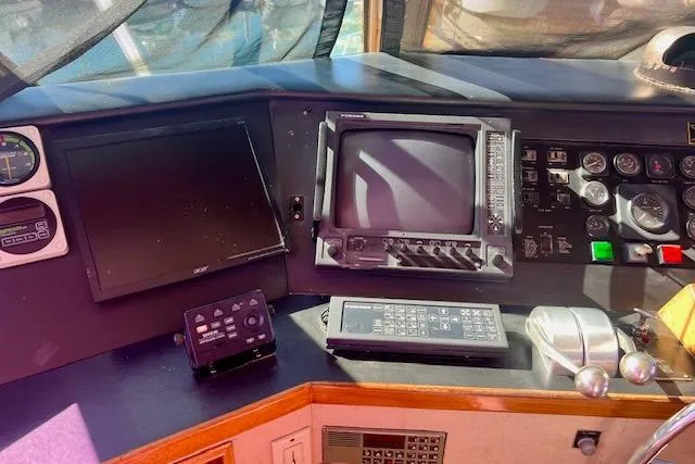 Abuelo Yacht Photos Pics 1989 HATTERES Convertible boat dashboard with navigation controls and instruments.